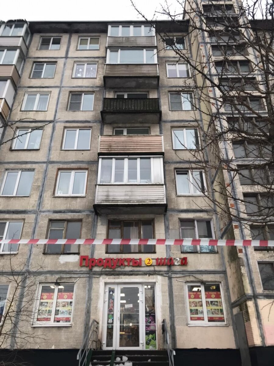    Вход в магазин, на ступеньках которого произошла трагедия. Фото: пресс-служба ГСУ СКР по Санкт-Петербургу