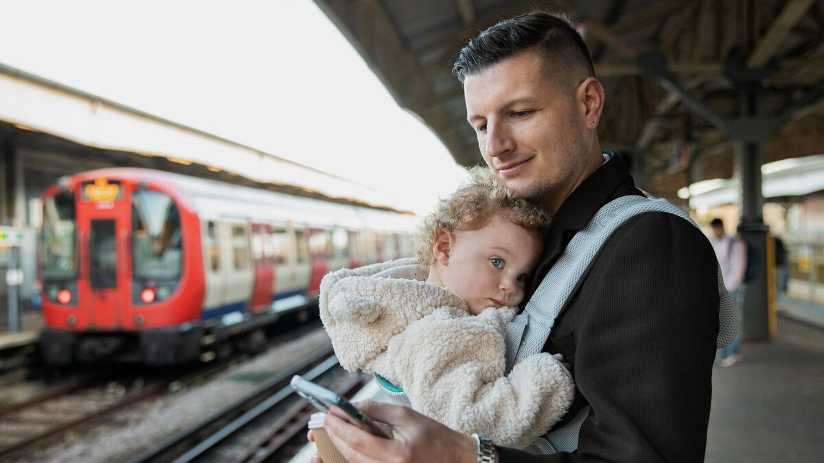 Если ребёнок до 5 лет будет занимать отдельное место, то для него тоже нужно приобрести детский билет. Фото: freepik
