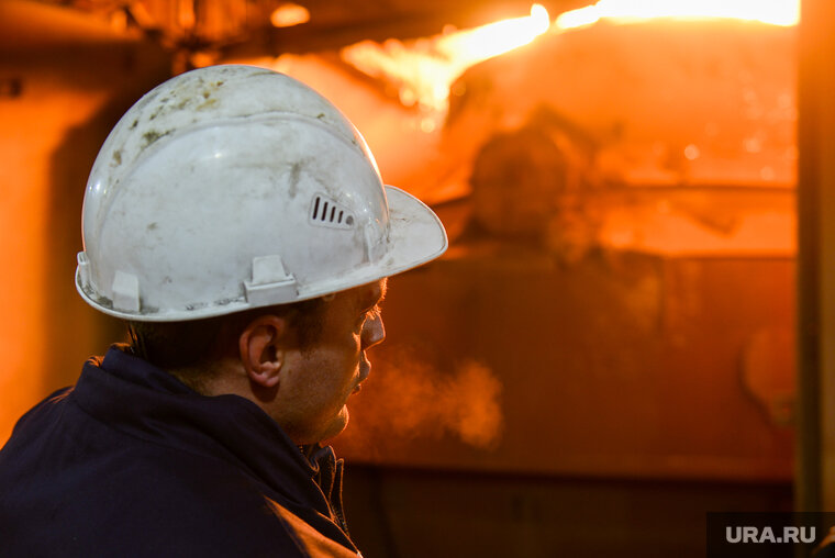    Рабочим приходится работать в цехах при низких температурах