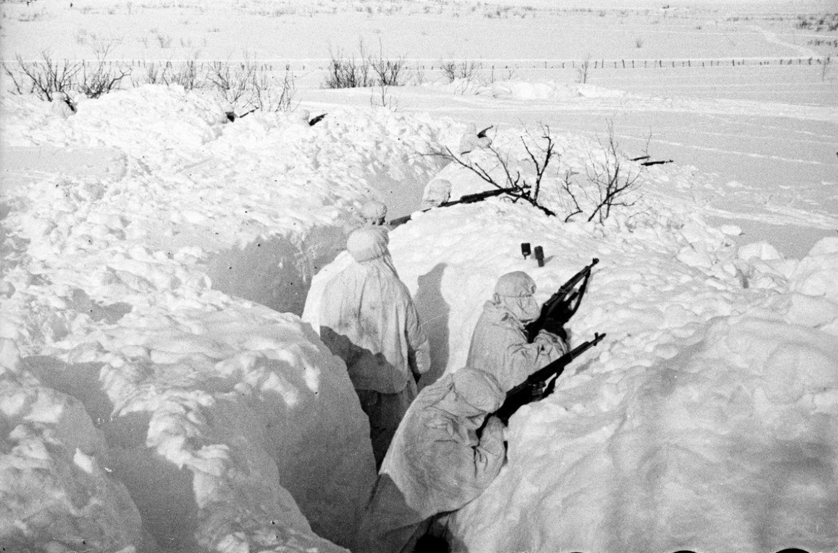 Русский солдат ел снег. Бойцы в окопах зимой под Москвой 1941-1942. Солдаты в окопах война 1941-1945 зима. Великая Отечественная война зима 1942.