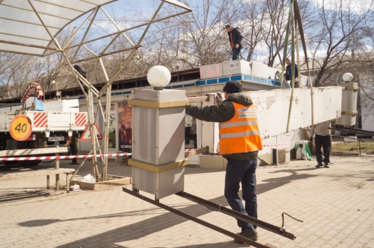    В Салехарде продолжают приводить торговые павильоны к единому стилю