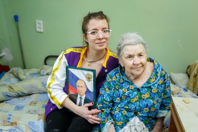 Волонтер в дом престарелых. Дома для пожилых людей волонтеры. Волонтеры в доме престарелых. Волонтеры пожилым. Волонтеры помогают старикам.