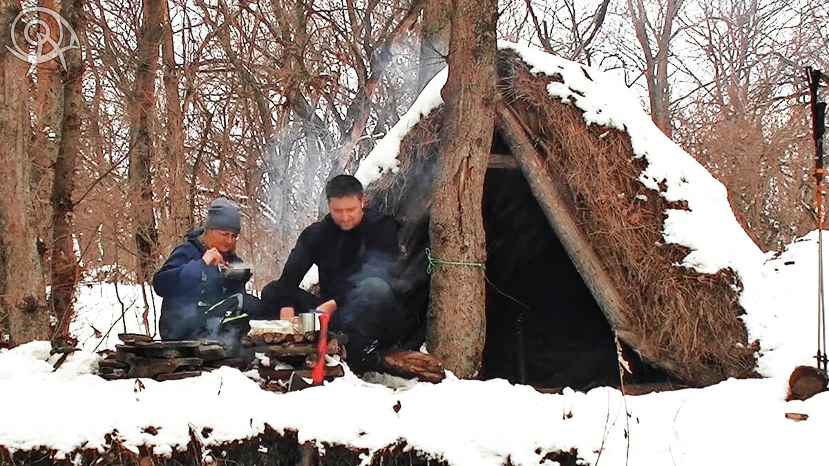 Обед Танюхи и Жеки Гордеевых в байрачном лесу возле шалаша в Волчьей балке.