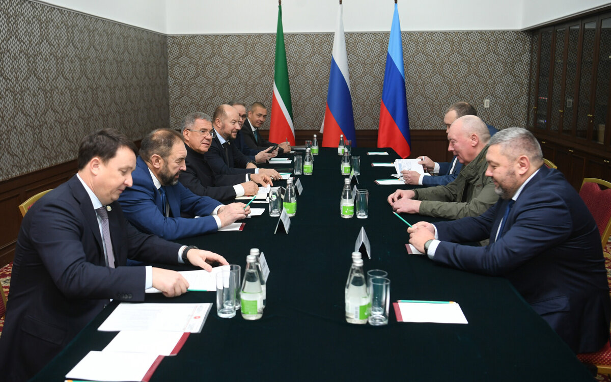 Перед началом заседания Рустам Минниханов провел встречу с главами подшефных городов. Фото: rais.tatarstan.ru