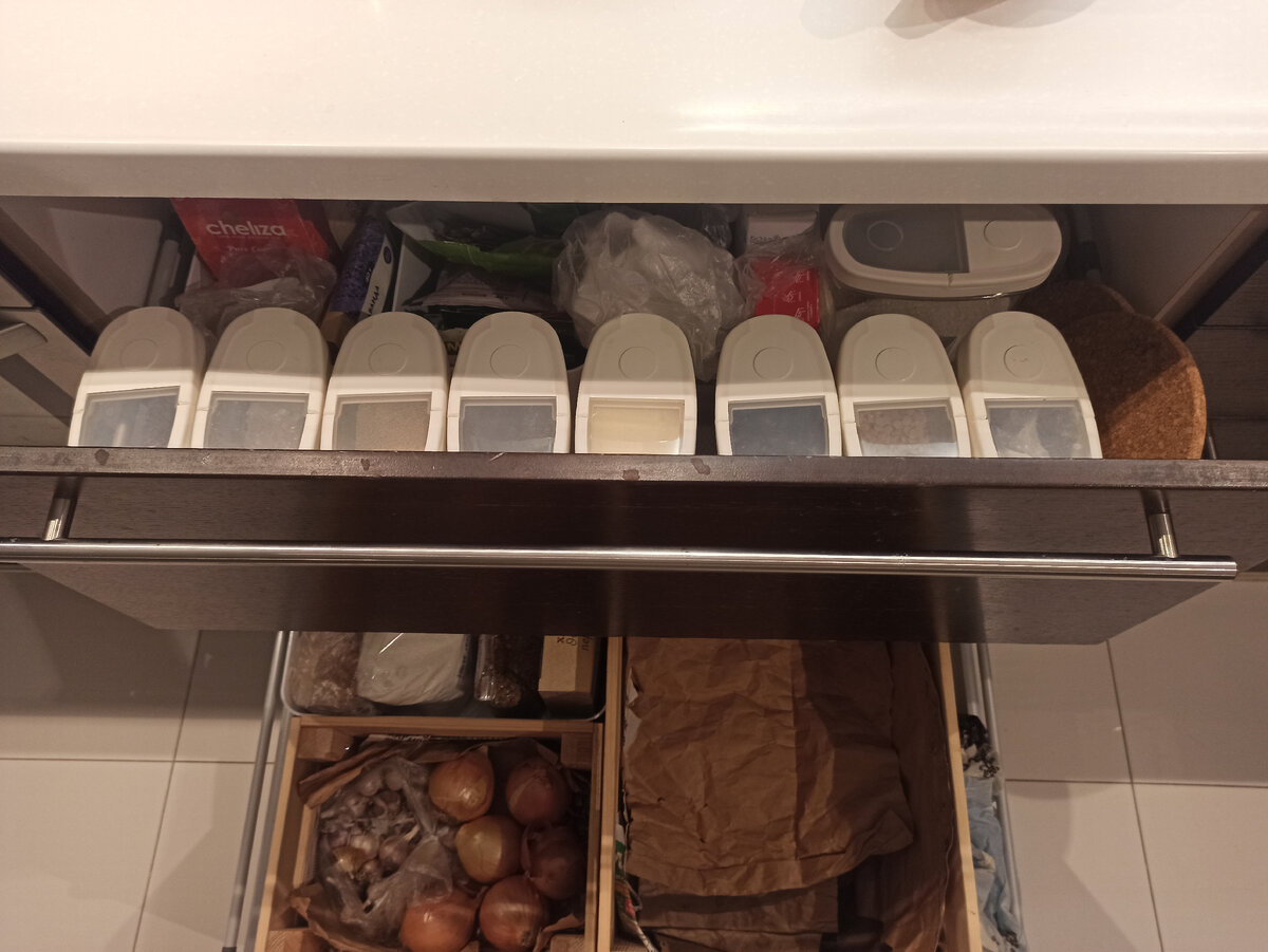 Это моя организация на кухне. Рядом с плитой бакалея и овощи. Очень удобно, когда всё под рукой. 