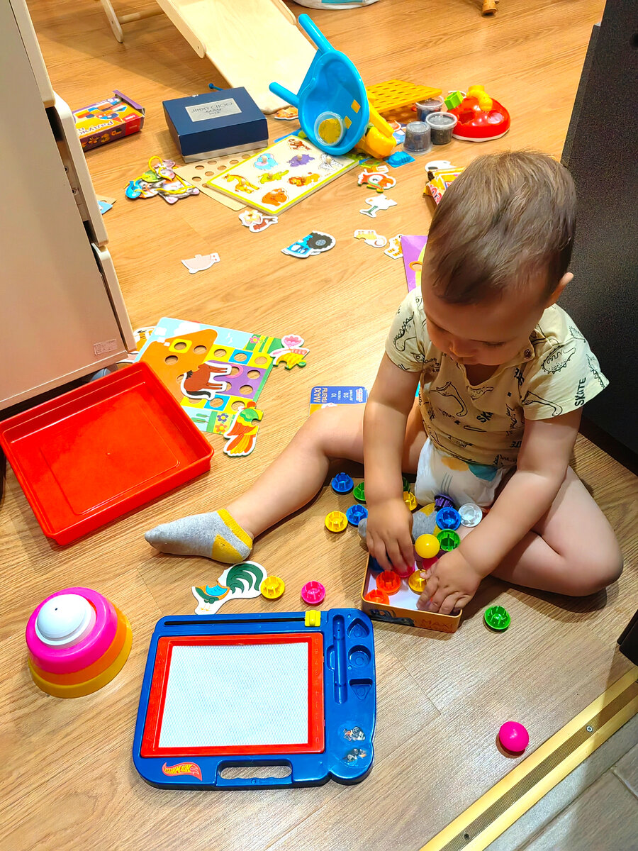 После этого кадра на ящик с развивашками установлена защита от детей