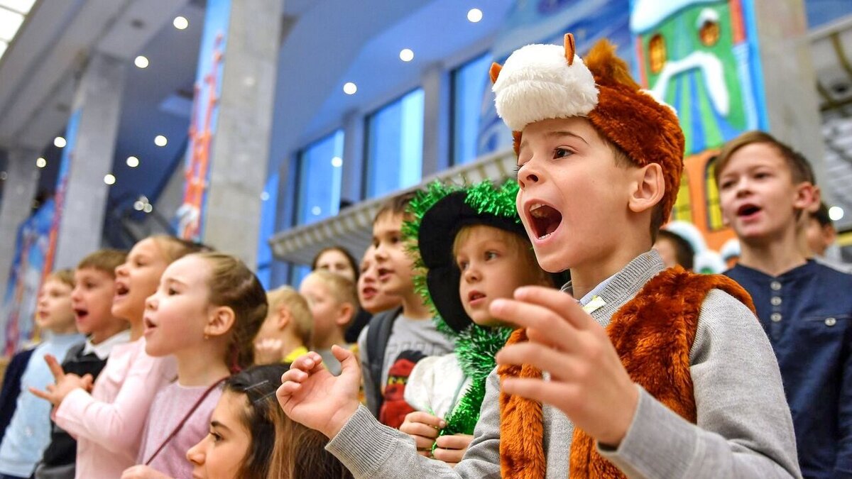 На фото: дети на ёлке