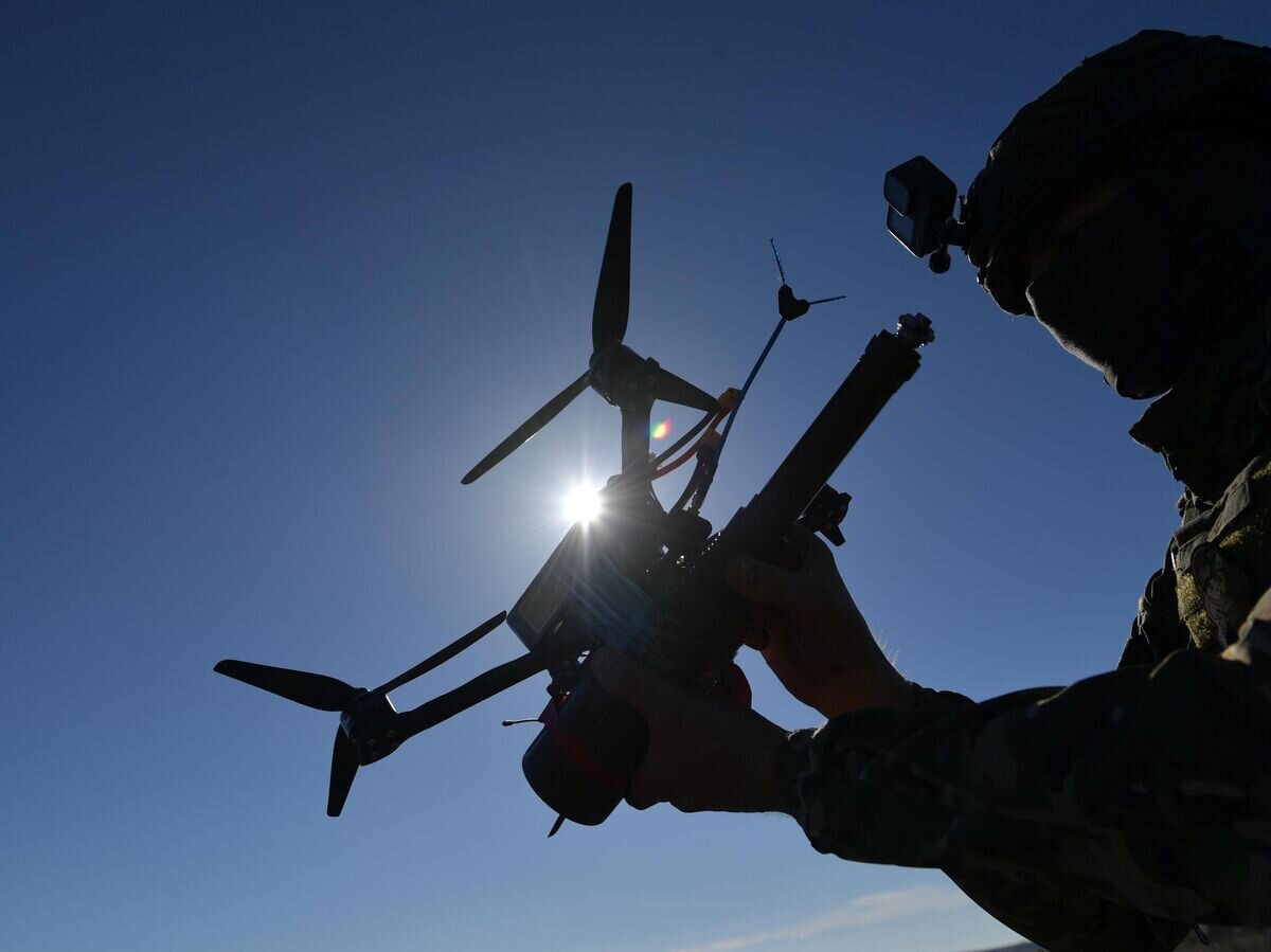    FPV дрон-камикадзе в руках разведчика Новороссийского десантно-штурмового горного соединения на Запорожском направлении специальной военной операции© РИА Новости / Павел Лисицын