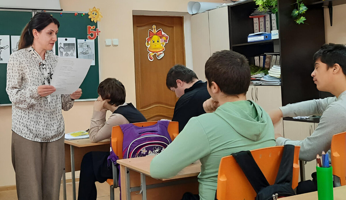 Алимат Джанкезова проводит беседу в коррекционной школе