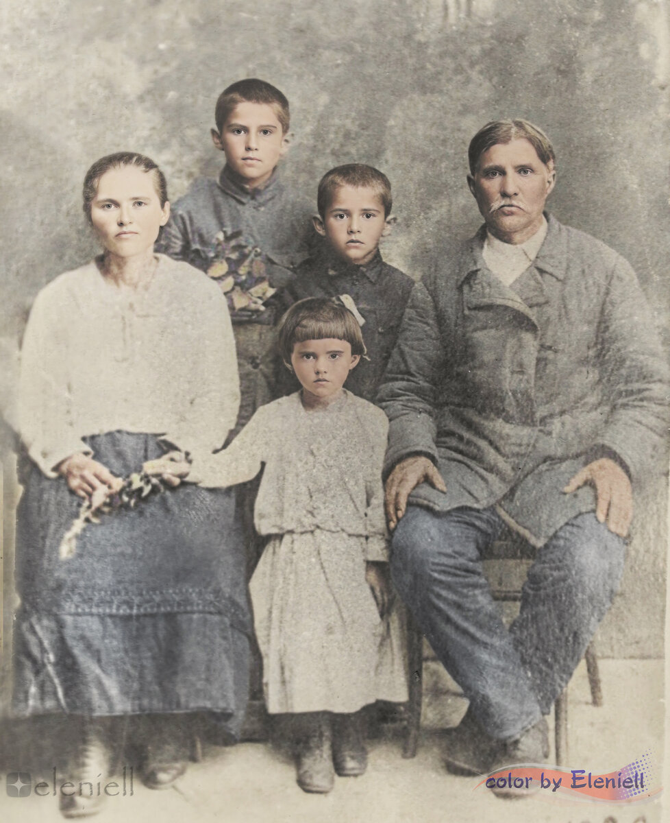 Семья Стареньких Слева направо (сидят): Пелагея , Ольга,  Василий. Стоят слева направо: Владимир и Николай. 1929 год