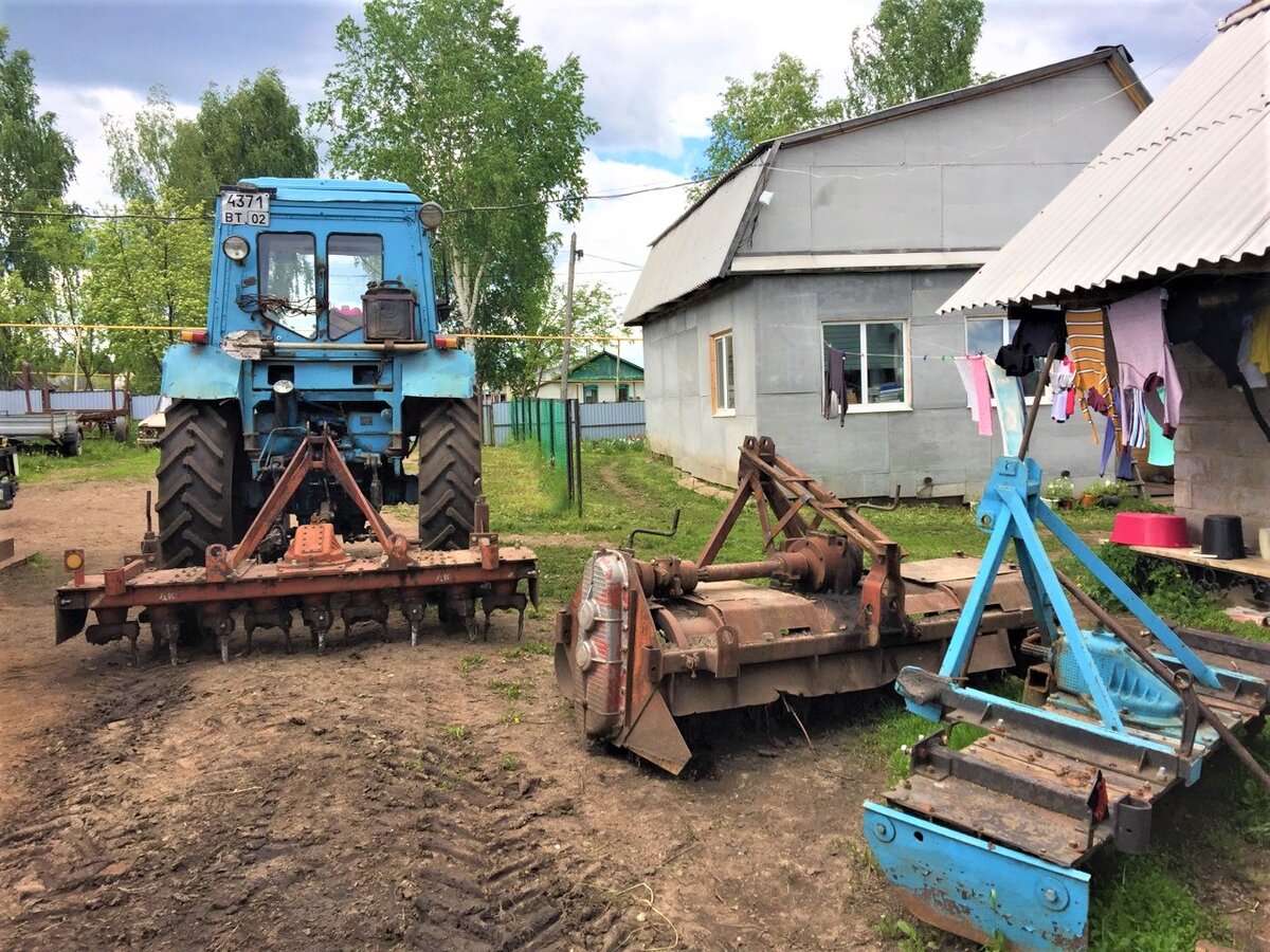 Вот он - укороченный КФК-2.8 - между двумя своими "собратьями"-культиваторами КВФ-2.8, тоже переделанными и укороченными. Сезон обработки огородов-2018. Фото автора.