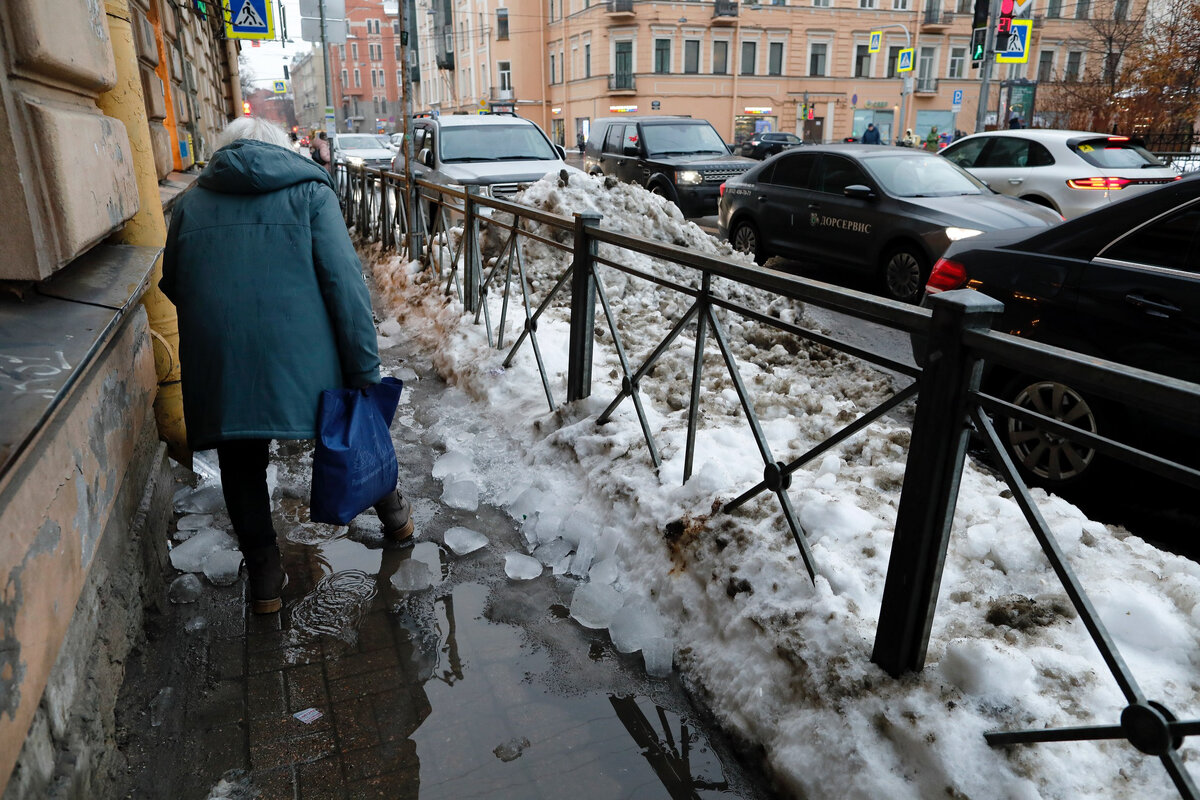 На петербургских тротуарах смешался алхимический коктейль: лед, вода, соль,  песок, грязь. Читайте на 