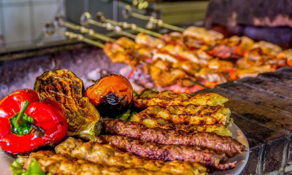 Азербайджанская кухня, наполненная вкусными овощами, темными специями и сочным, приправленным мясом, является одним из малоизвестных кулинарных шедевров Ближнего Востока.