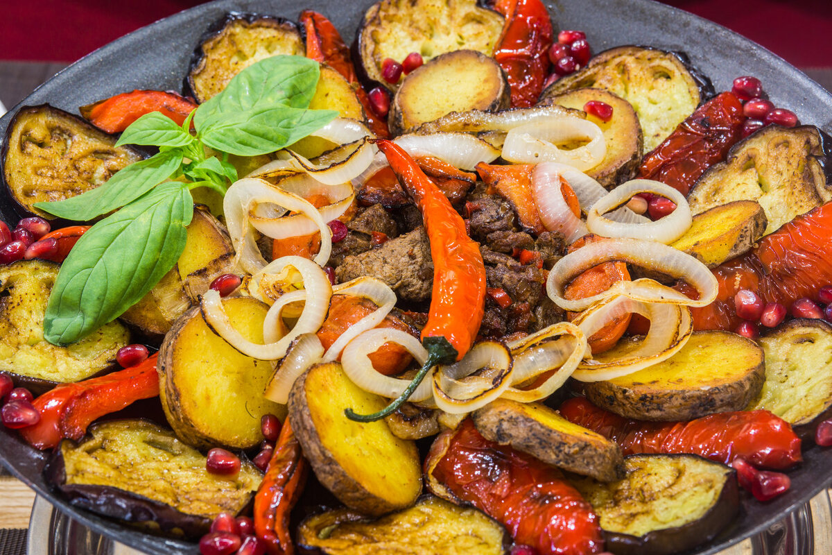 Азербайджанская кухня, наполненная вкусными овощами, темными специями и сочным, приправленным мясом, является одним из малоизвестных кулинарных шедевров Ближнего Востока.-2