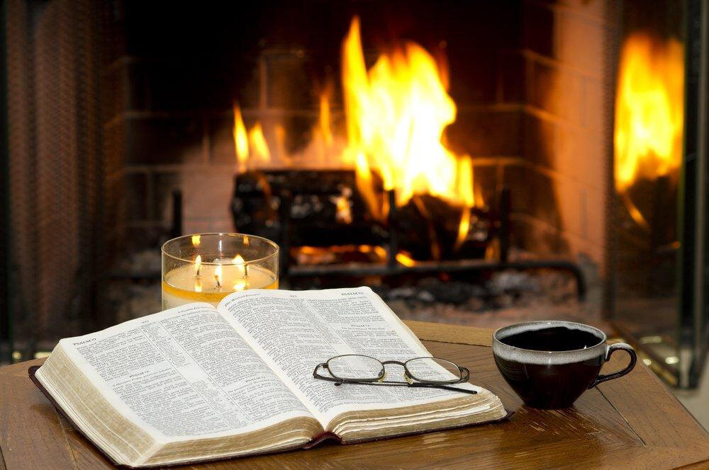 Прочитать зимний вечер. Уютно у камина с книжкой. Камин и книги. Зимний вечер у камина. Уютного вечера.