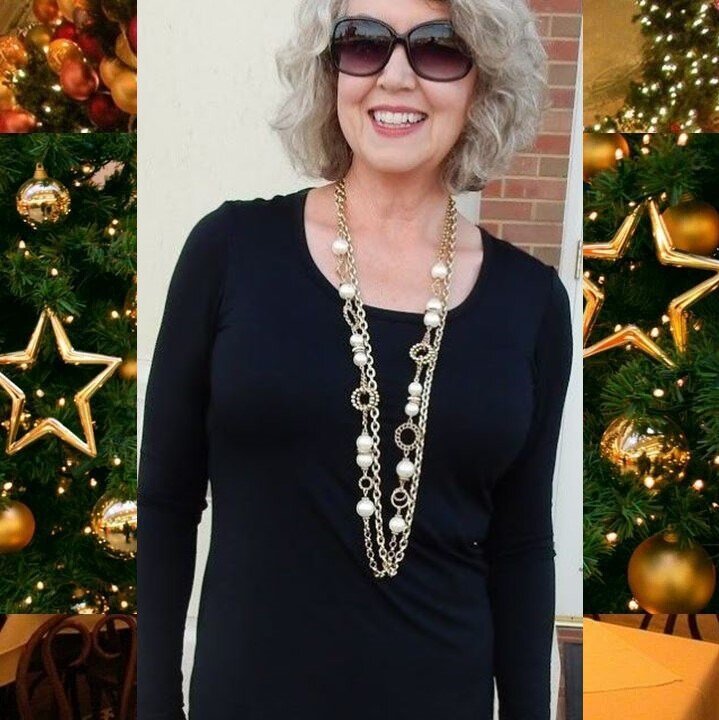 Черный джемпер с бижутерией