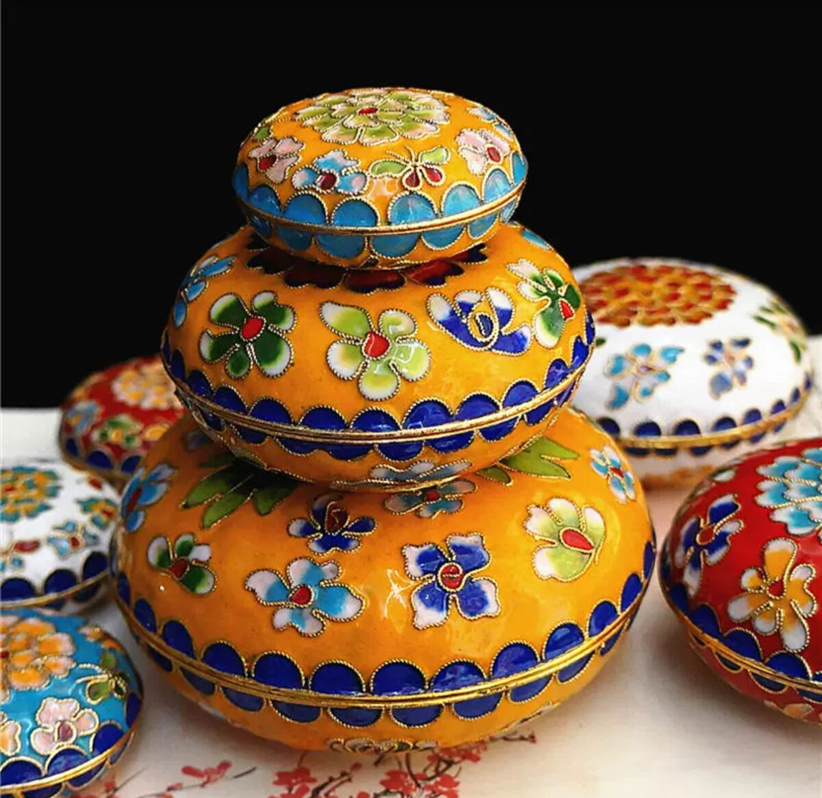 Шелковый промысел китай. Традиционные промыслы китая. Китайские сувениры. Маленькая китайская ваза. Посуда древнего китая.