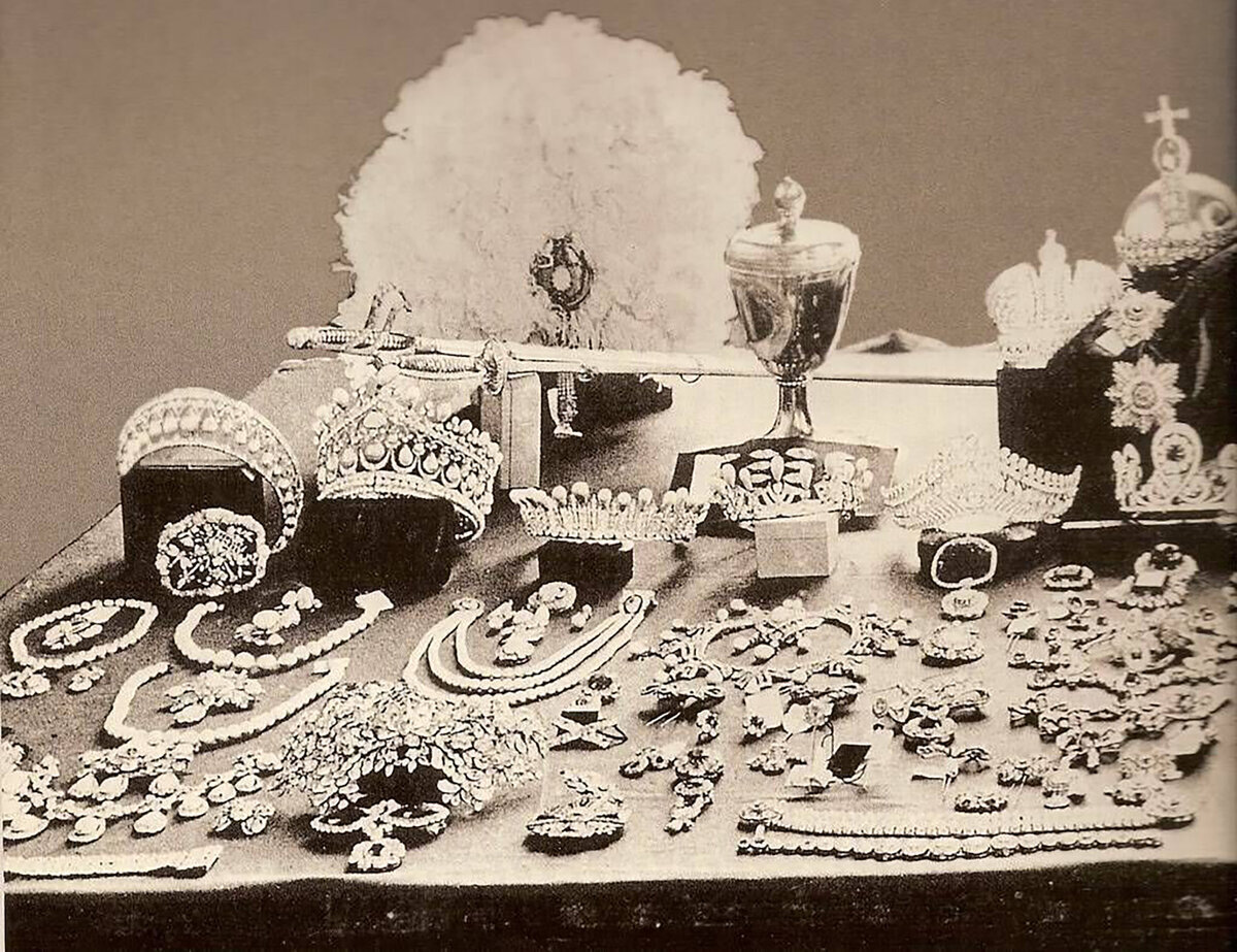 Советская  комиссия в 1920 годах при оценке ювелирами драгоценностей царской семьи. Многие из них бесследно утрачены.