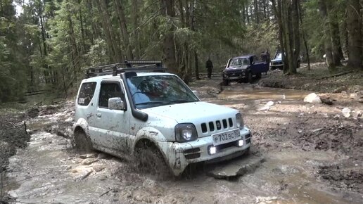 Suzuki Jimny решил показать кто король на оффроуде , но провалился под лед