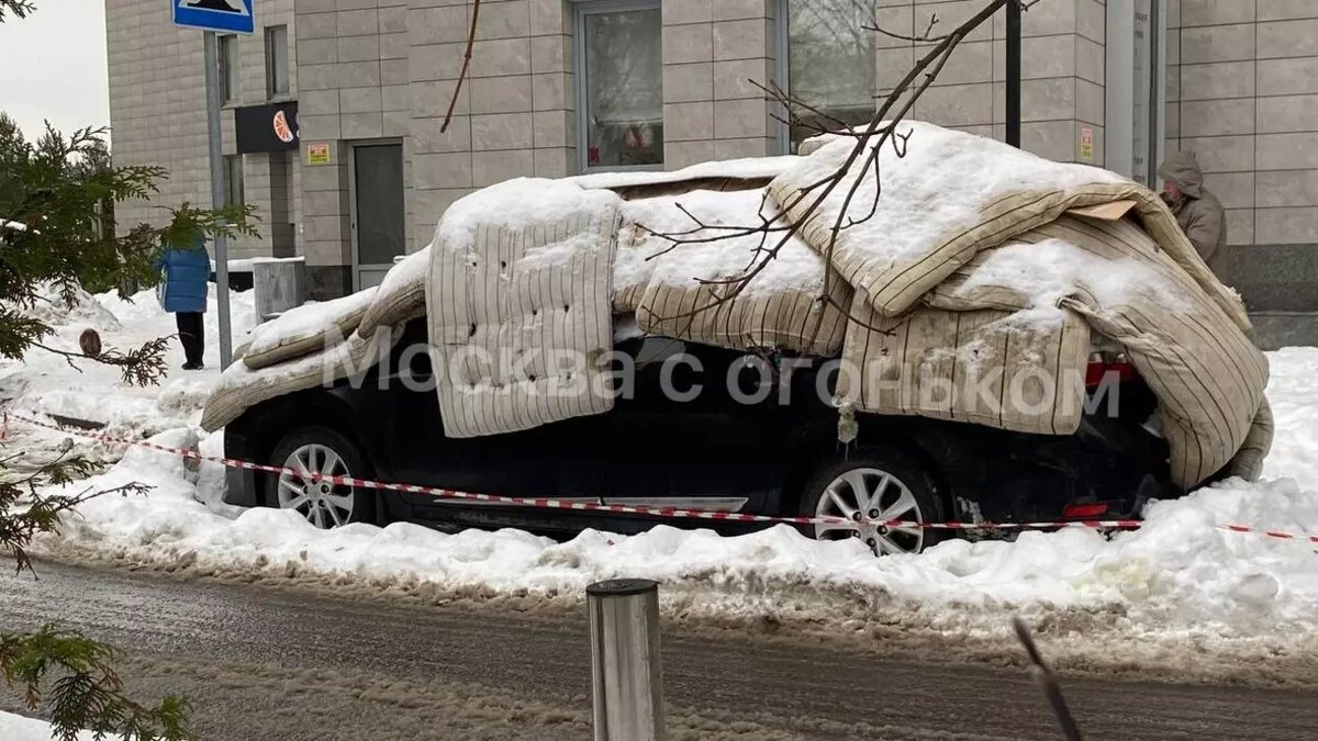 Фото дня: как спасти свой автомобиль от чистки снега | НОВЫЕ ИЗВЕСТИЯ | Дзен