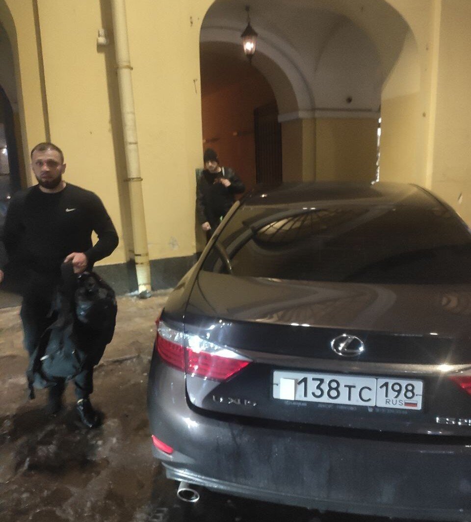    Виталий сфотографировал нападавших. Примечательно, что они закрыли номер бумажкой, чтобы избежать штрафа за неправильную парковку. Фото: предоставлено героем публикации