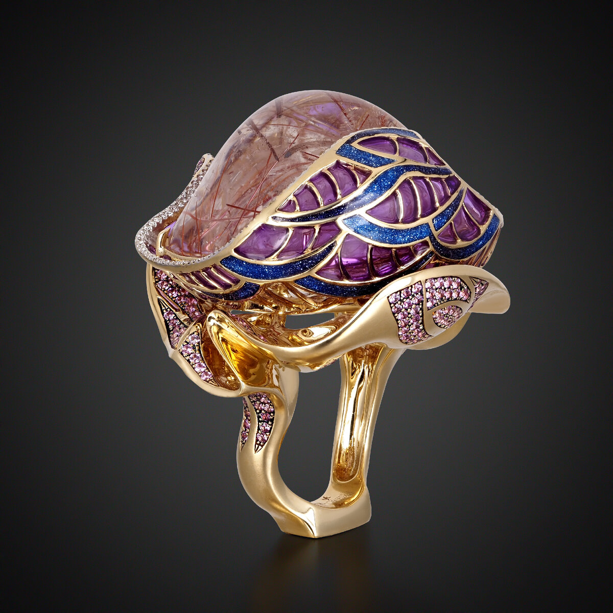 Кольцо "Одиссея", ювелирный дом RODIS, золото 585 пробы, кварц волосатик, бриллианты, сапфиры, эмаль, ручная работа, стоимость по запросу на сайте artrodis.ru