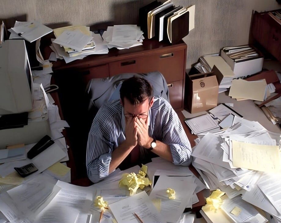 У него было много работы. Разочарованный начальник. Много работы прикол. Человек весь в бумагах. У него было много работы.