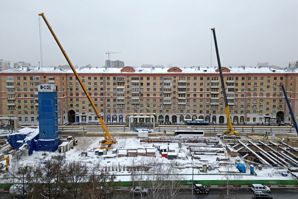 Строительная площадка станции.
