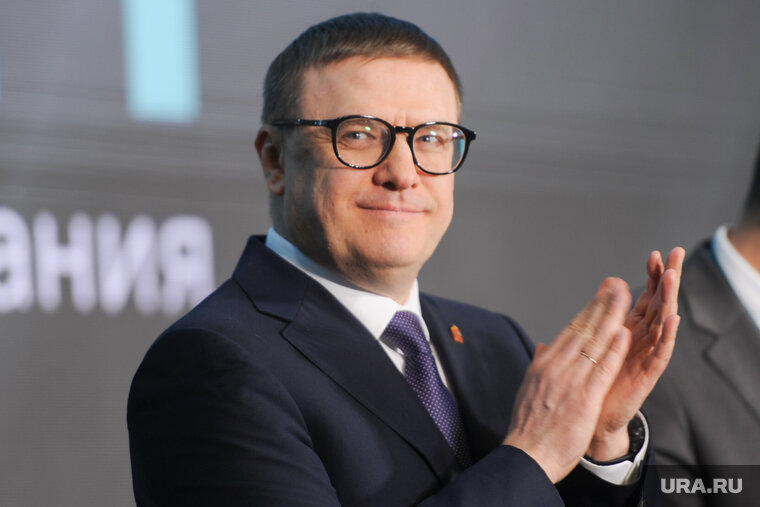    Алексей Текслер наградил работников военных комиссариатов и служащих, обеспечивших проведение призывной кампании