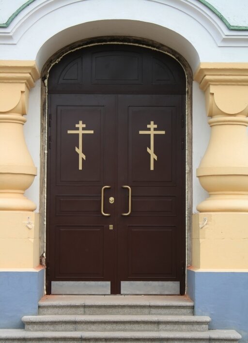 Крест на двери
