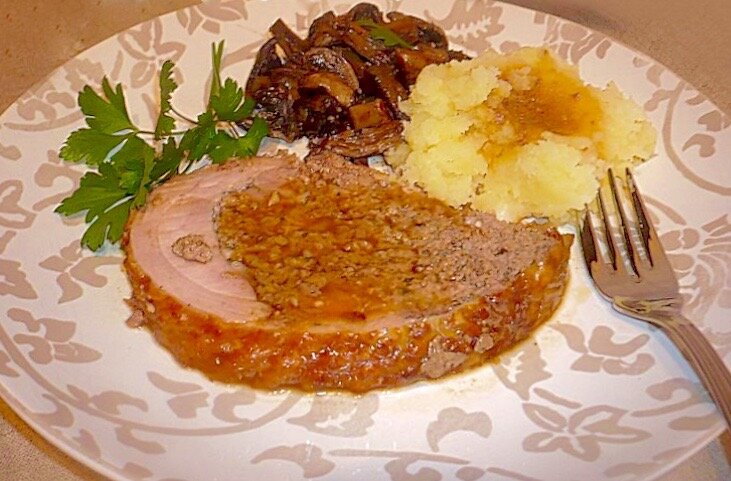 Фаршированное бедро индейки с медом, коньяком и пармезаном. 