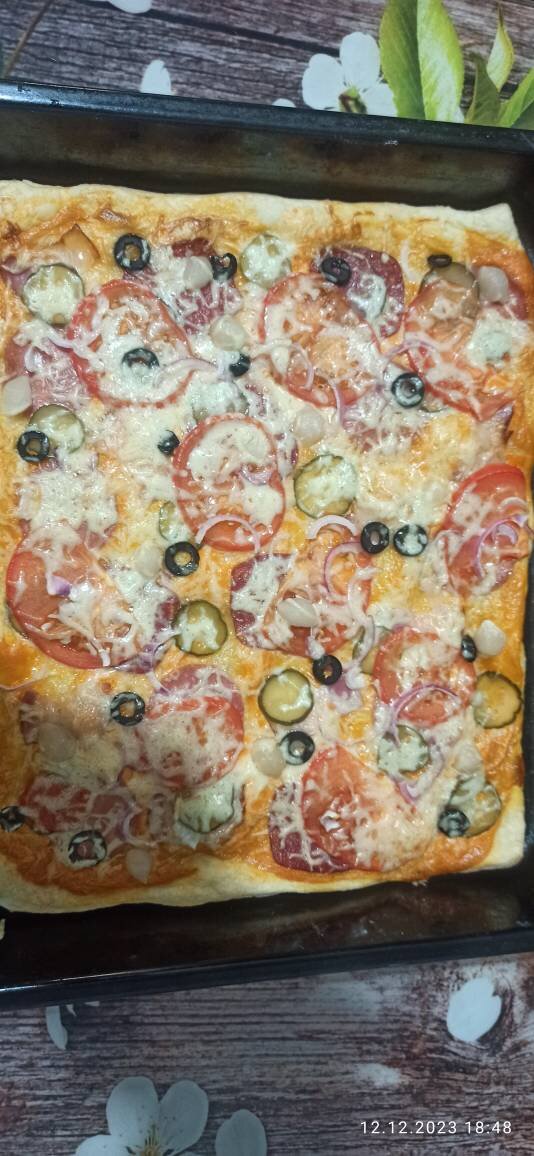 Пицца из слоеного теста с солеными огурцами — рецепт с фото в г | Еда, Вкусная еда, Кулинария