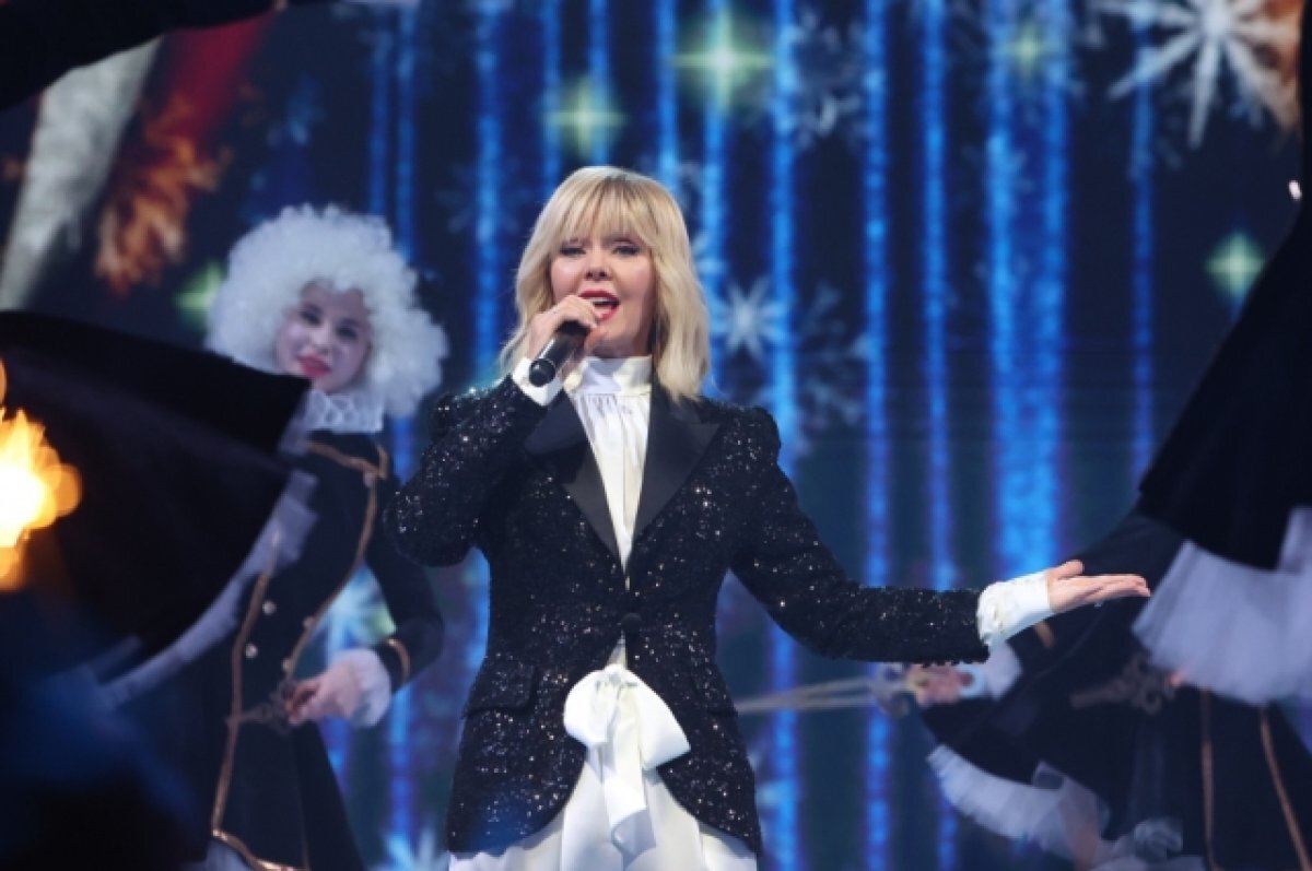    Среди звёзд, которые исполнят свою интерпретацию популярного новогоднего шлягера – певица Валерия.