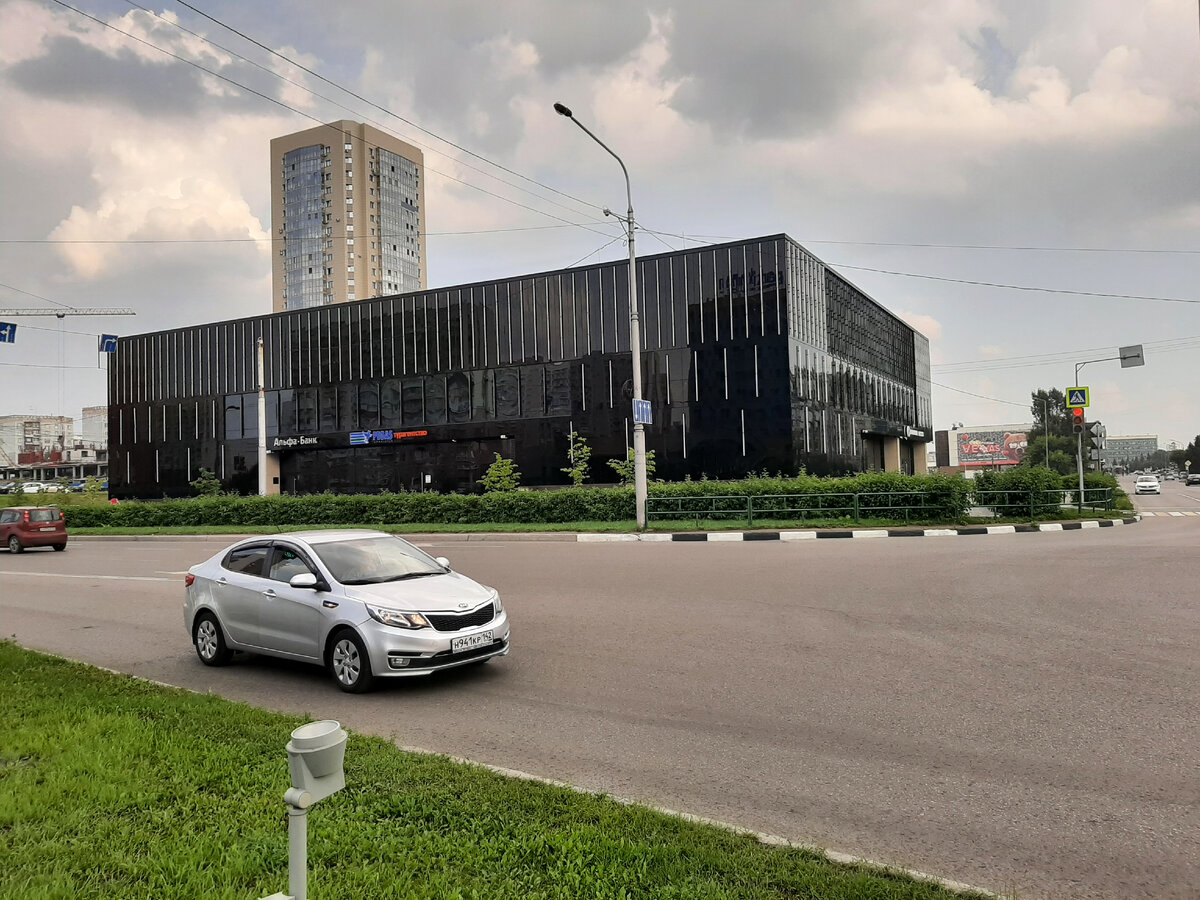 Частный музей ретромобилей. Вид сзади, спереди я вообще не додумала его сфоткать. Новокузнецк, 2021