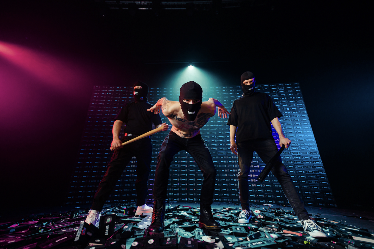     «Что ж ты, фраер, сдал назад» — новое прочтение хита 90-х от группы BRAMA