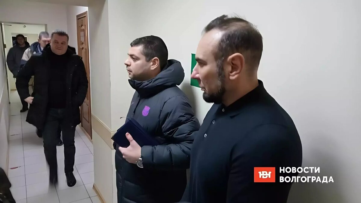    Сегодня на суде по делу экс-депутата волгоградской гордумы Анненко выступил ключевой свидетель обвинения — юрист Андрей Константинов, который и написал заявление о вымогательстве денег. Его показания не дали однозначного ответа на вопрос — знал ли Анненко об афере подчинененного.