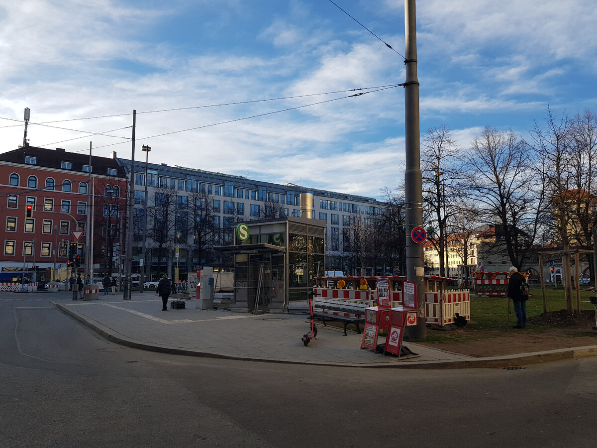 Остановка Изартор, Мюнхен. Лифт до сих пор не начал работать.