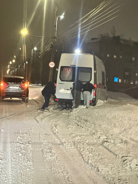    Куряне выталкивали завязшие в снегу «скорые»