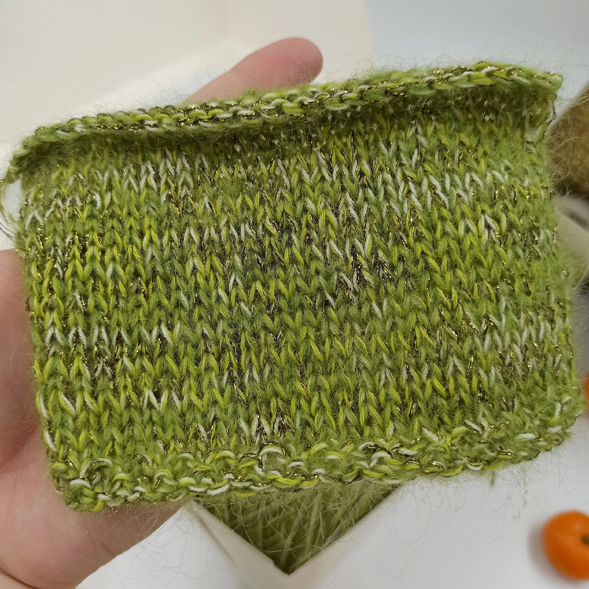 Образец связан спицами 4 мм