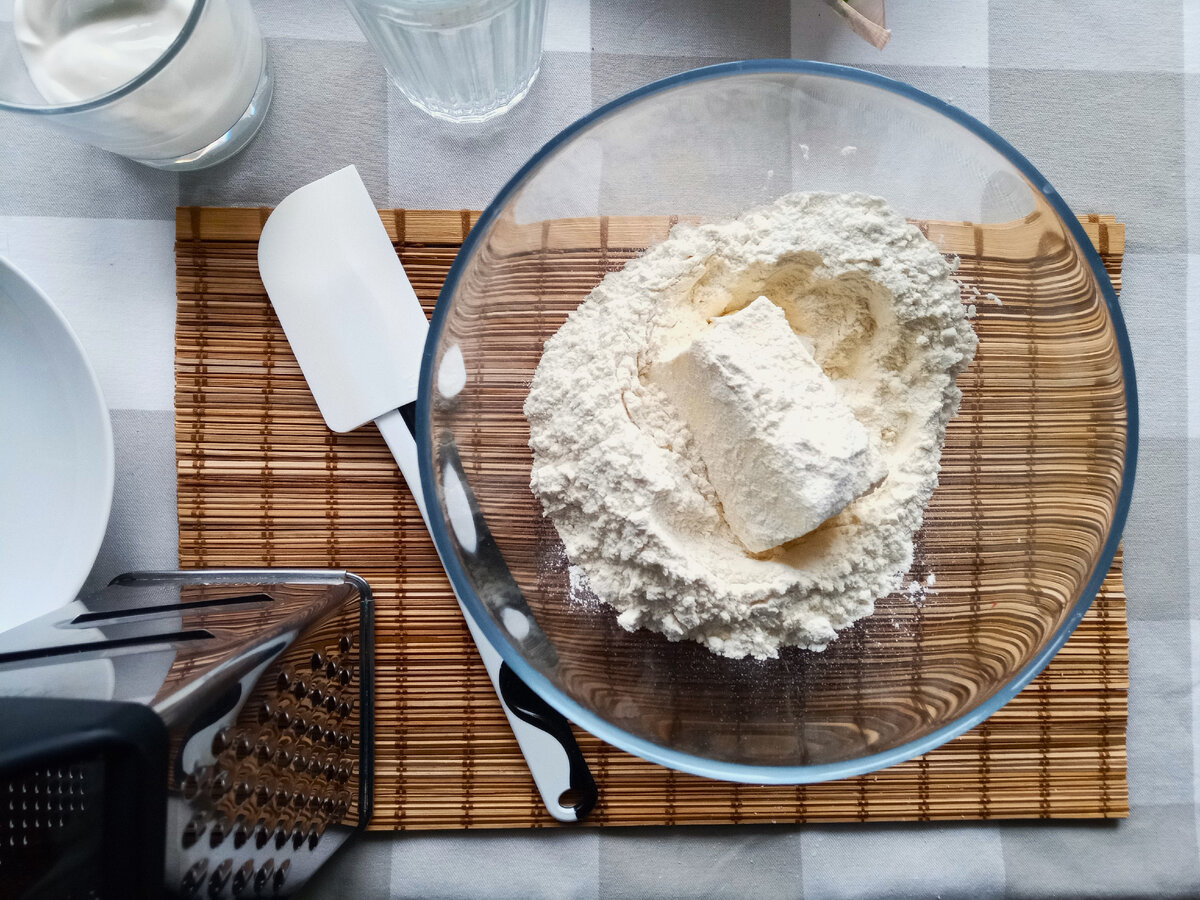 Обмакиваю кусок масла в муку, чтобы было удобнее натирать.