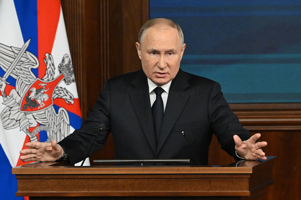 Владимир Путин выступает на расширенном заседании коллегии Министерства обороны в Национальном центре управления обороной, 19 декабря 2023 года / Фото: Сергей Гунеев/РИА Новости
