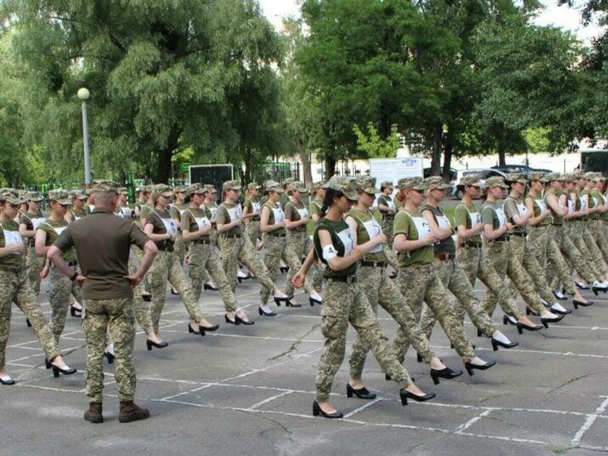    Курсантки Военного института Киевского национального университета имени Тараса Шевченко во время репетиции парада по случаю Дня Независимости© Фото : @MinistryofDefence.UA/Facebook