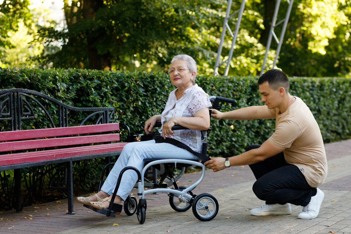 Уход за пожилым человеком старше 80 считается. Забота о пожилых людях. Патронаж над пожилым человеком. Пенсионеры старше 80 лет. Сердце пожилых.