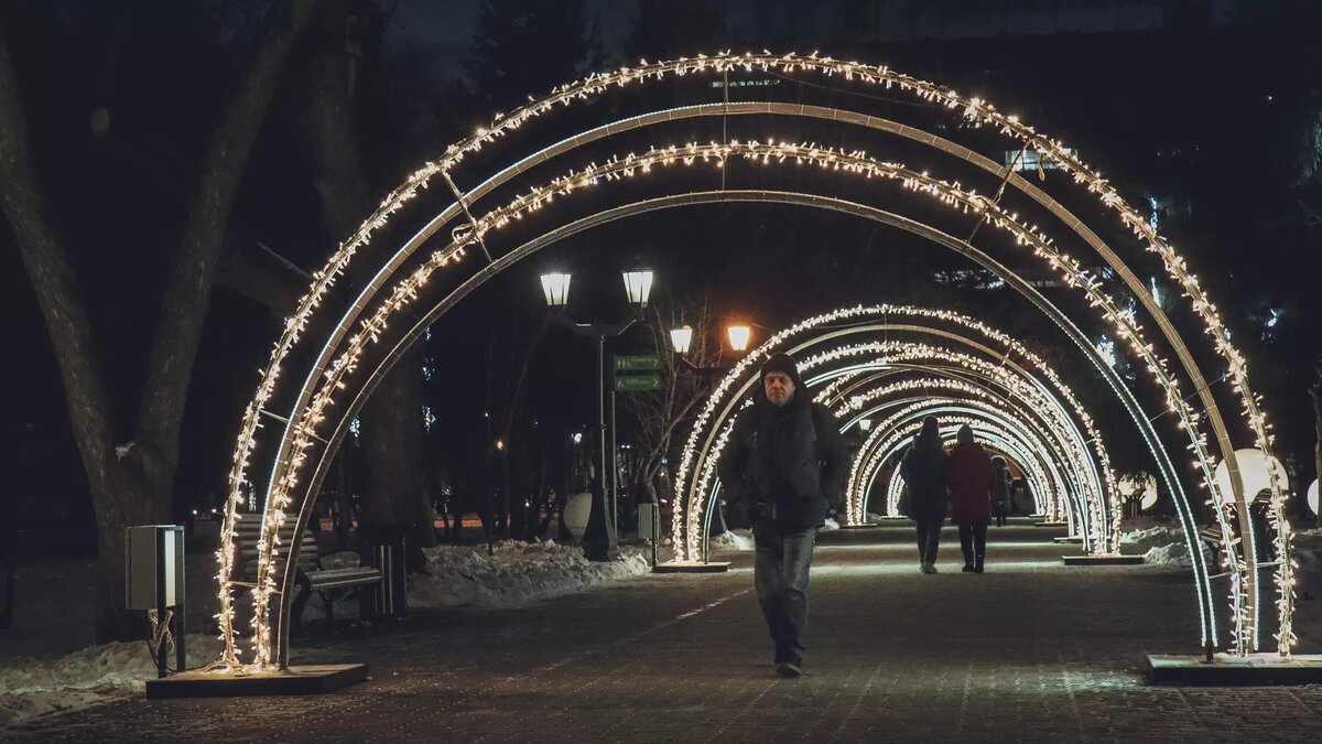     Отмена новогодних корпоративов в пользу СВО, рост тарифов ЖКХ и работа елочных базаров — NewsTracker представляет обзор информационной картины дня 19 декабря.