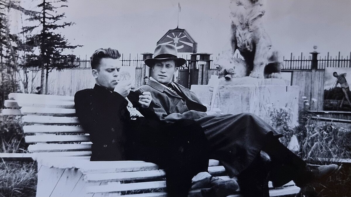 папа в Магадане 21 августа 1955 года (в ожидании начала футбольного состязания, у входа на стадион)