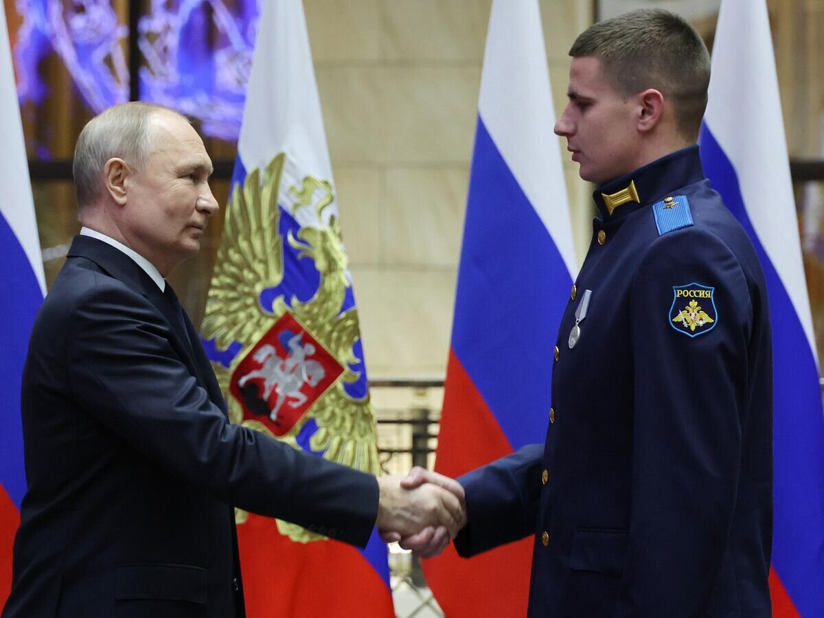    Президент РФ Владимир Путин вручил медаль "Золотая Звезда" Герою Российской Федерации рядовому Евгению Кудинову© РИА Новости / Михаил Климентьев