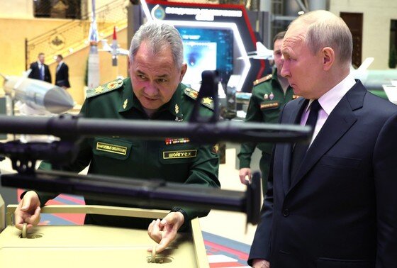    Президент РФ Владимир Путин с министром обороны Сергеем Шойгу