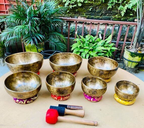 Гамма из 7 поющих чаш. Фото: etsy.com