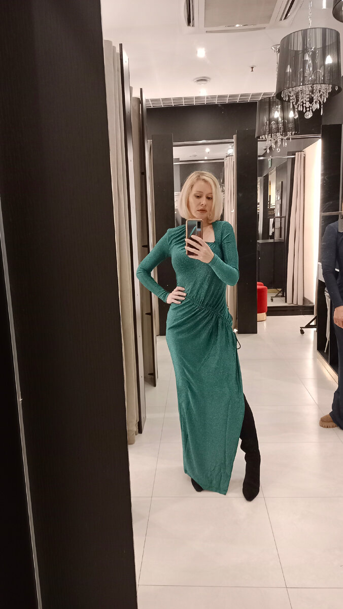 В прошлом году выбираю новогоднее платье. Фото автора. 