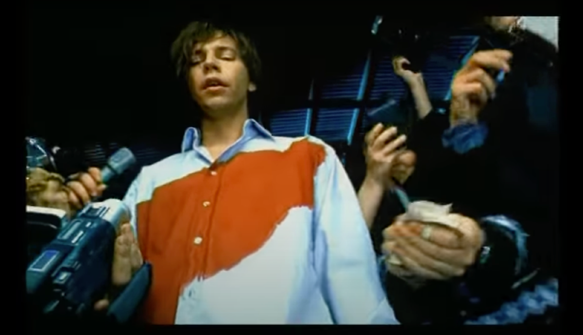 На протяжении клипа по рубашке солиста группы, Ильи Лагутенко, от области сердца растекается красное пятно 